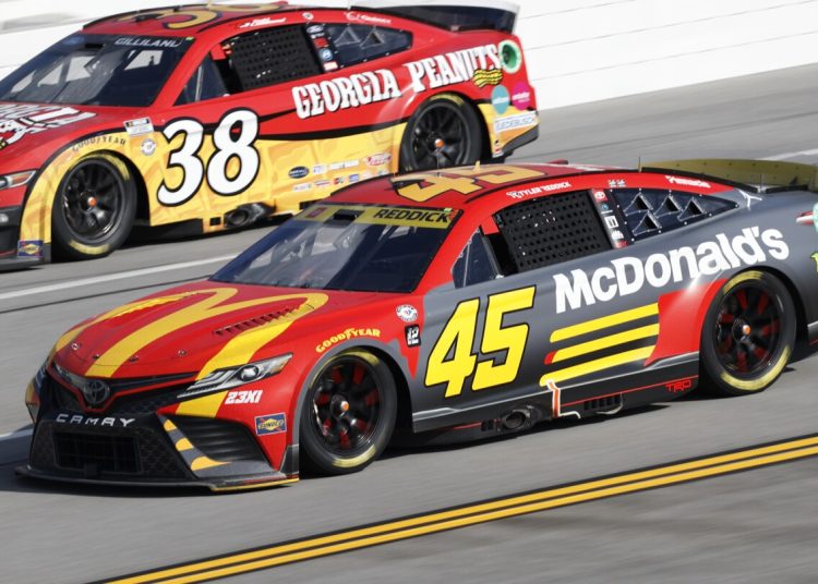 Suci dominiraju na NASCAR-u u ključnim aspektima s 23xi utrkama, moto sportovima iz prvog reda Suci dominiraju na NASCAR-u u ključnim aspektima s 23xi utrkama, moto sportovima iz prvog reda