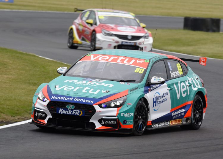 Tom Ingram osvaja besprijekornu pobjedu svjetla do zastave