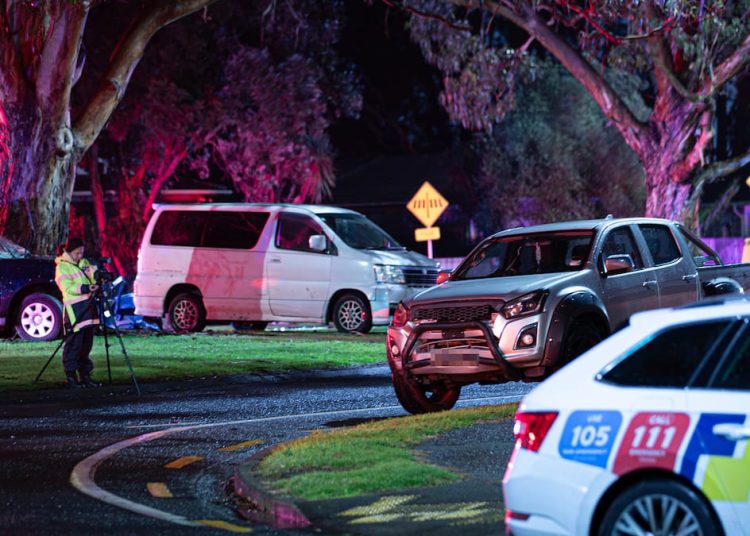 Vozač optužen da je gurnuo žrtve s ceste nakon fatalne potjere u Clendon Parku – policija Vozač optužen da je gurnuo žrtve s ceste nakon fatalne potjere u Clendon Parku – policija
