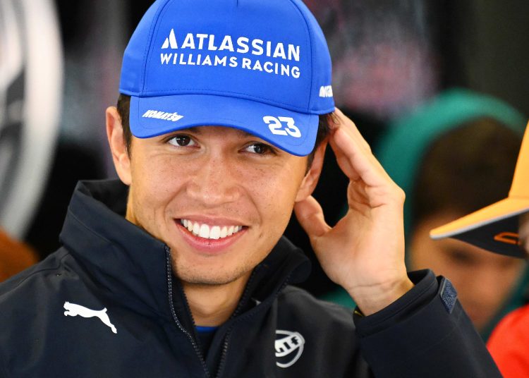 Alex Albon ‘vrlo sretan’ zbog povratka u bodove u Silverstoneu, dok Carlos Sainz opisuje ‘stvarno frustrirajuću’ utrku punu loše sreće. Alex Albon ‘vrlo sretan’ zbog povratka u bodove u Silverstoneu, dok Carlos Sainz opisuje ‘stvarno frustrirajuću’ utrku punu loše sreće.