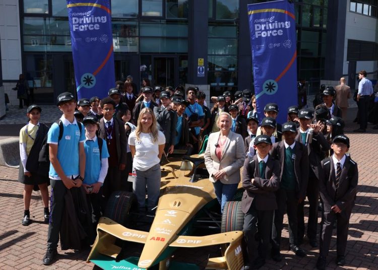 Formula E i PIF zatvaraju razliku u zelenim vještinama, osnažujući 50.000 “zelenih vođa” Formula E i PIF zatvaraju razliku u zelenim vještinama, osnažujući 50.000 “zelenih vođa”