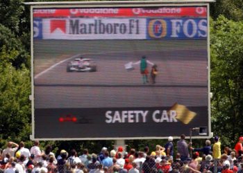 ‘Lunatični’ svećenik pokreće invaziju staze F1 tijekom britanskog liječnika opće prakse