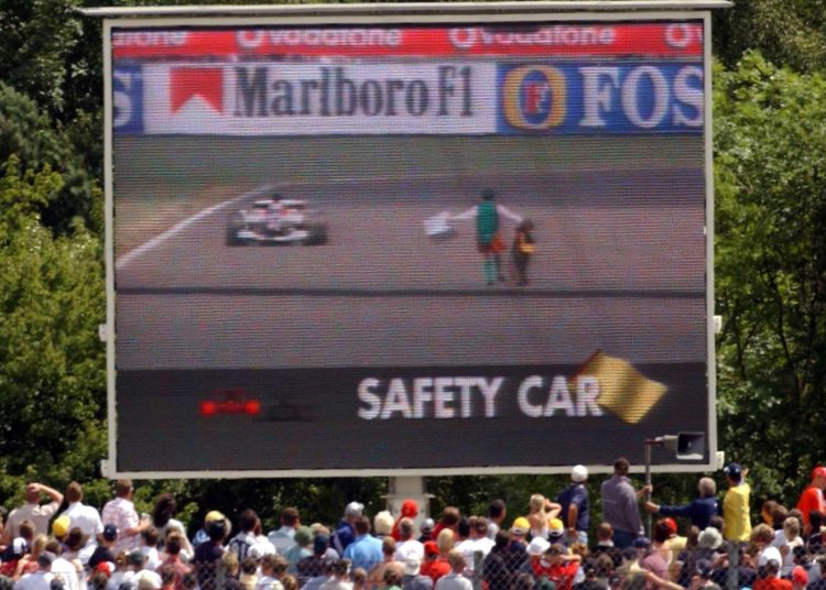 ‘Lunatični’ svećenik pokreće invaziju staze F1 tijekom britanskog liječnika opće prakse ‘Lunatični’ svećenik pokreće invaziju staze F1 tijekom britanskog liječnika opće prakse