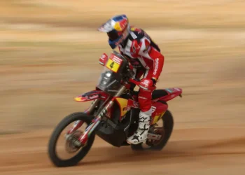 Motociklistički dvostruki Dakar pobjednik Sunderland juri svjetski rekord