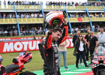 Nisam želio uzeti zastavu s autogramima!