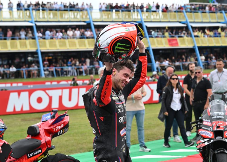 Nisam želio uzeti zastavu s autogramima!