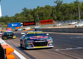 Payne u prvom redu dok Feeney leti na 10. pol 2025.