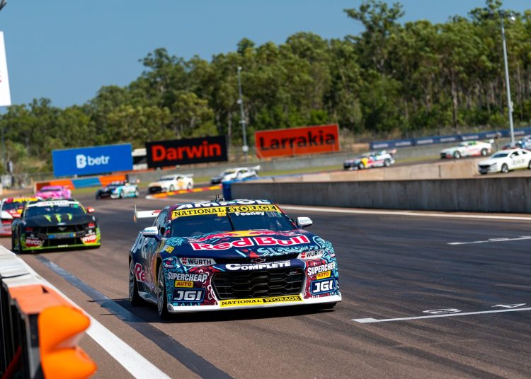 Payne u prvom redu dok Feeney leti na 10. pol 2025. Payne u prvom redu dok Feeney leti na 10. pol 2025.