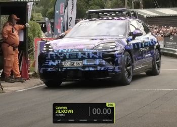 Porsche ležerno ušao u britansku brdsku klimu s tajnim Cayenne prototipom