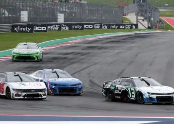 Spotter Bubba Wallace pozdravlja Brada Keselowskog