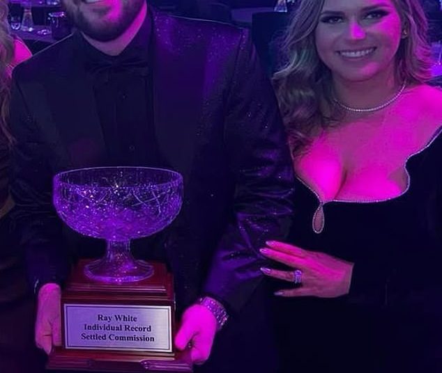 Svetlucavi način života kontroverznog agenta za nekretnine koji vozi luksuzni automobil vrijednosti 300.000 dolara i hvali se carstvom od 15 milijuna dolara – trogodišnja istraga navodnog manipulativnog pohađanja izvlačenja u blizini Svetlucavi način života kontroverznog agenta za nekretnine koji vozi luksuzni automobil vrijednosti 300.000 dolara i hvali se carstvom od 15 milijuna dolara – trogodišnja istraga navodnog manipulativnog pohađanja izvlačenja u blizini