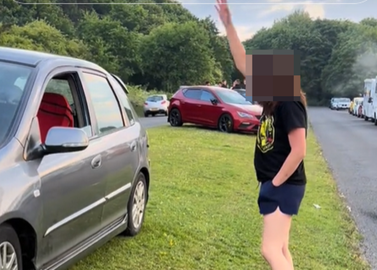 Žena iz Edinburga suočila se s vozačima ‘povlačeći štos’ u blizini prometne plaže tijekom vožnje automobila Žena iz Edinburga suočila se s vozačima ‘povlačeći štos’ u blizini prometne plaže tijekom vožnje automobila