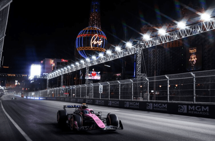 Las Vegas Strip se priprema za trodnevnu utrku Formule 1 Grand Prix. Las Vegas Strip se priprema za trodnevnu utrku Formule 1 Grand Prix.