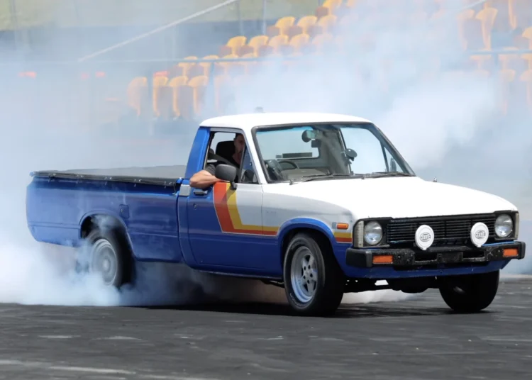 Mighty Car Mods driftersku klasičnu turbo Toyotu Hilux pretvorili u vozilo za driftanje