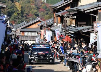 Reli automobila kroz povijesni grad Gifu