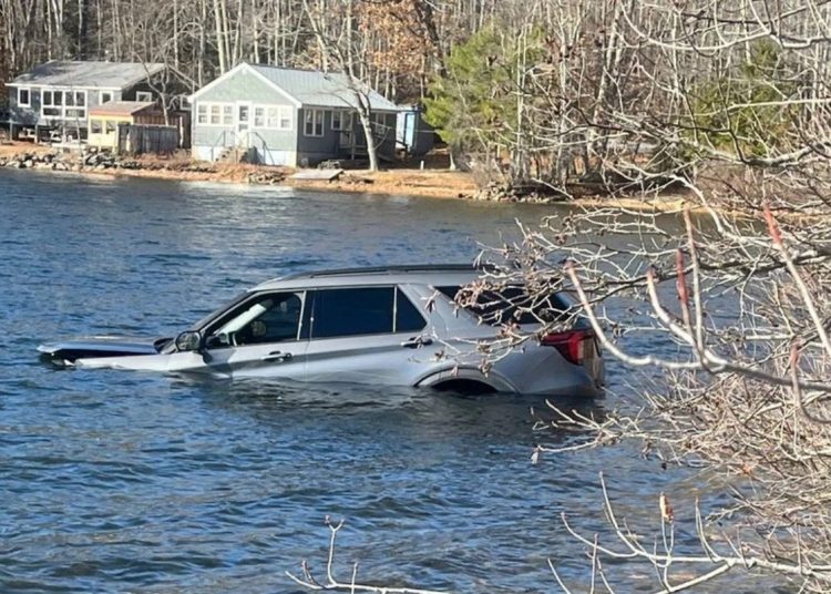 Terensko vozilo upalo u jezero Maine nakon što je navodno sletjelo s ceste Terensko vozilo upalo u jezero Maine nakon što je navodno sletjelo s ceste