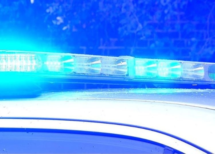 Dvoje hospitaliziranih nakon što je automobil promašio skretanje, sletio s ceste i prevrnuo se Dvoje hospitaliziranih nakon što je automobil promašio skretanje, sletio s ceste i prevrnuo se