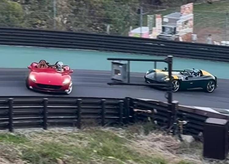 Gledajte kako 2 Ferrarija SP2 Monza driftaju u tandemu i jedva izbjegavaju veliki sudar Gledajte kako 2 Ferrarija SP2 Monza driftaju u tandemu i jedva izbjegavaju veliki sudar