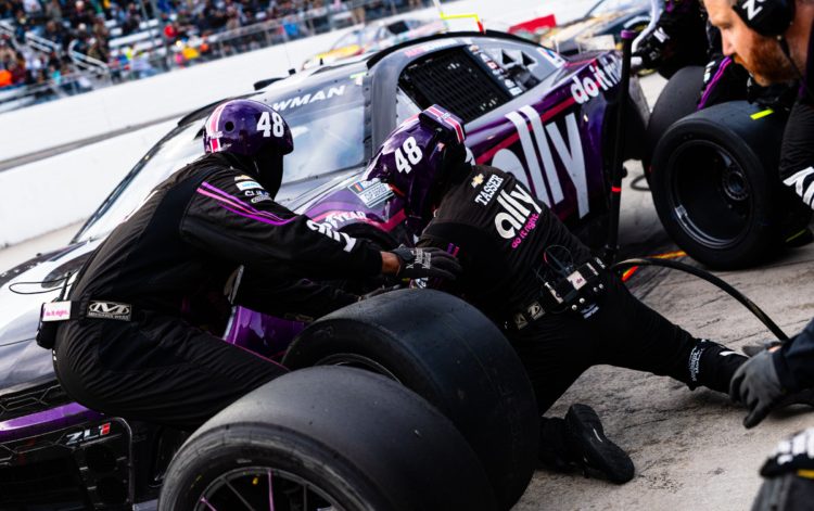 Hendrick Motorsports odjel za boksove zaključuje uspješnu NASCAR sezonu 2025. i s nestrpljenjem očekuje više u 2026. Hendrick Motorsports odjel za boksove zaključuje uspješnu NASCAR sezonu 2025. i s nestrpljenjem očekuje više u 2026.