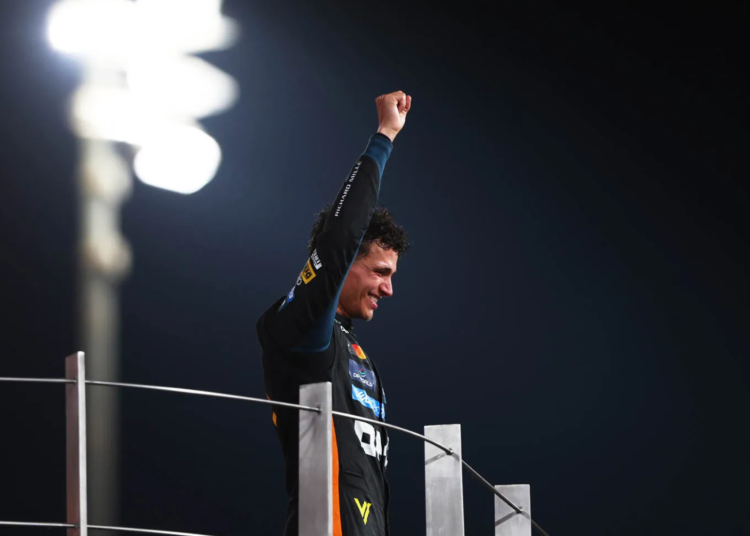 Lando Norris dao Guentheru Steineru priliku da vozi MotoGP motocikl Lando Norris dao Guentheru Steineru priliku da vozi MotoGP motocikl