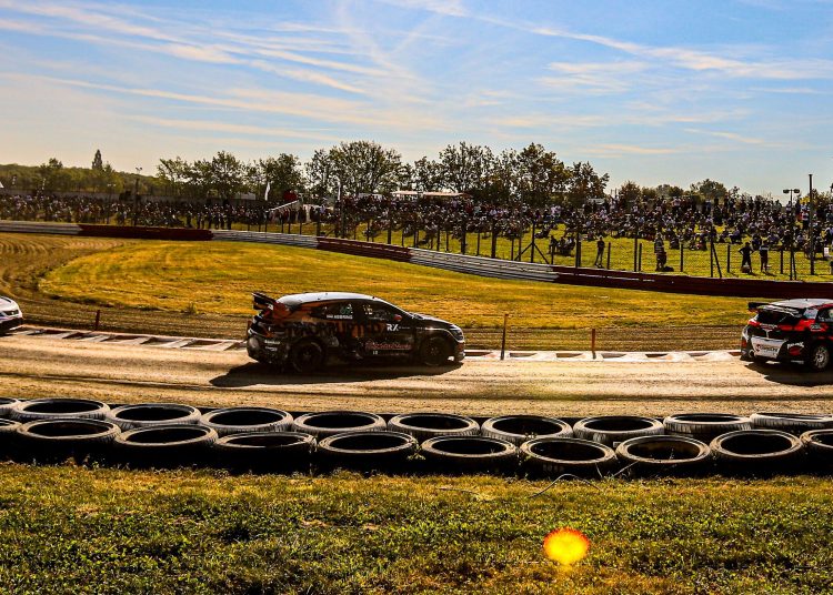 Maleno francusko selo s velikim rallycross srcem Maleno francusko selo s velikim rallycross srcem