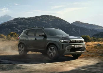 Moderan terenski SUV s naprednom umjetnom inteligencijom za vožnju, luksuzni interijeri pružaju vrhunsku udobnost.