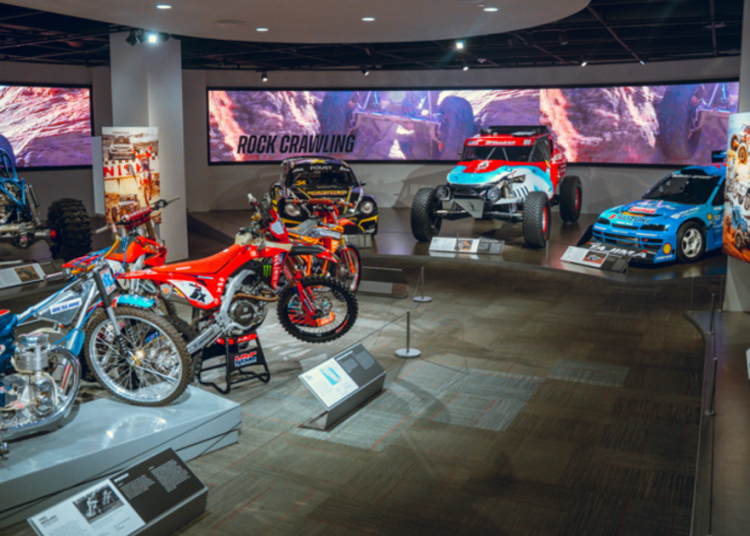 Muzej automobila Petersen otvara novu izložbu o kultnim vozilima i utjecaju terenskih utrka