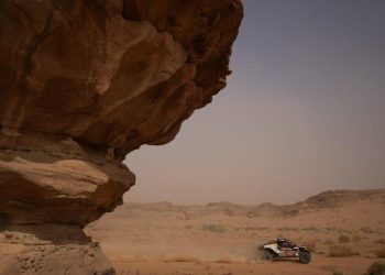 Dakar Rally prolazi kroz prostrane pustinjske krajolike u fotografijama