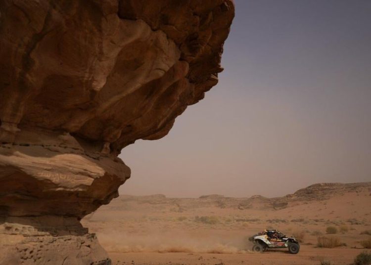 Dakar Rally prolazi kroz prostrane pustinjske krajolike u fotografijama