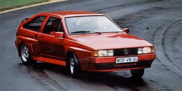 Zašto se zadovoljiti s jednim? Ovdje su neki neobični automobili s dva motora