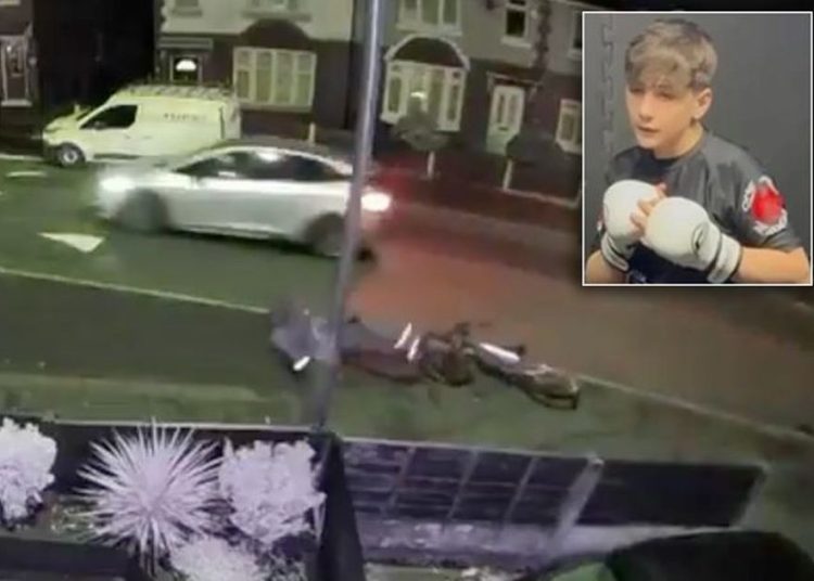 ‘Dječak od 13 godina ‘izletio’ s ceste neobilježenim policijskim autom dok mama govori’ ‘Dječak od 13 godina ‘izletio’ s ceste neobilježenim policijskim autom dok mama govori’