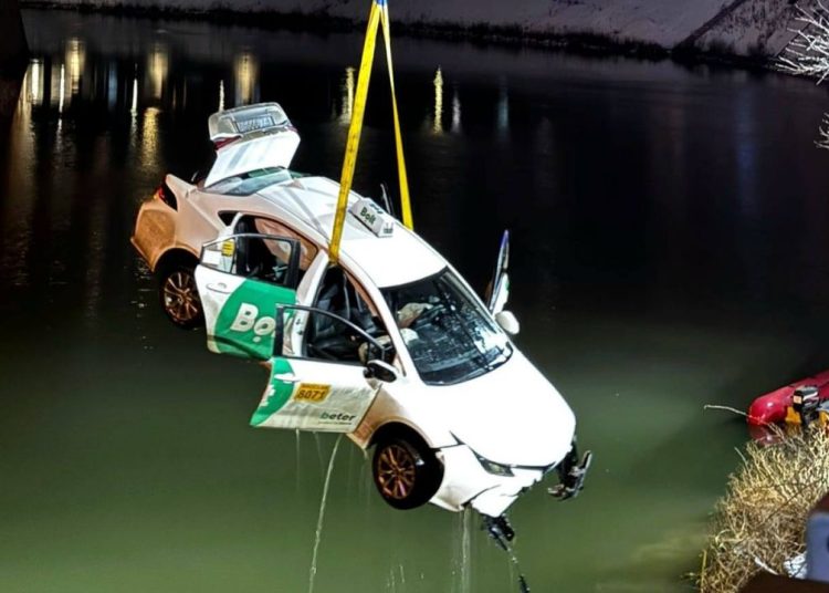 Drifting šalje poljski taksi u ledenu rijeku