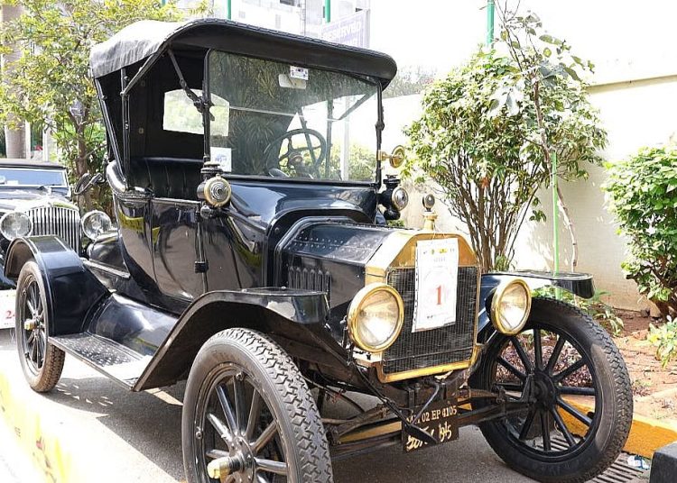 Festival starinskih automobila u Mumbaiju predstavlja najstariji indijski model Forda iz 1915. godine koji je još uvijek u voznom stanju, ‘Vozio sam ga cijelim putem od Juhua’, izjavljuje vlasnik. Festival starinskih automobila u Mumbaiju predstavlja najstariji indijski model Forda iz 1915. godine koji je još uvijek u voznom stanju, ‘Vozio sam ga cijelim putem od Juhua’, izjavljuje vlasnik.