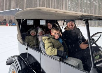 Gledajte zvijezdu NASCAR-a Joeya Logana kako snijegom pokriva model T iz 1924.