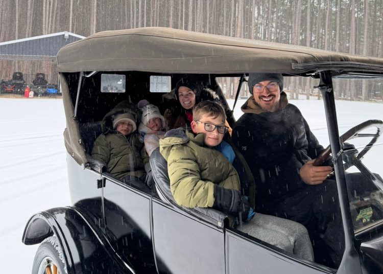 Gledajte Joeya Logana, zvijezdu NASCAR-a, kako snijeg prekriva model T iz 1924. Gledajte Joeya Logana, zvijezdu NASCAR-a, kako snijeg prekriva model T iz 1924.