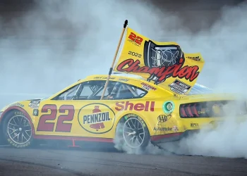 Joey Logano i Snježni nanosi Vintage Ford Model T iz 1924. godine