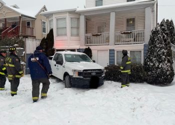 Kamion sletio s ceste i udario u kuću u Arlingtonu zbog snježnih uvjeta