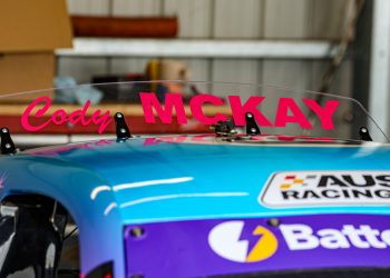 Kultni vozač heroj osniva motociklistički tim s dva automobila