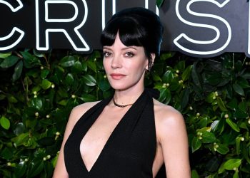 Lily Allen “sletjela s ceste” teretnim vozilom dok je vozila svoj novi Porsche