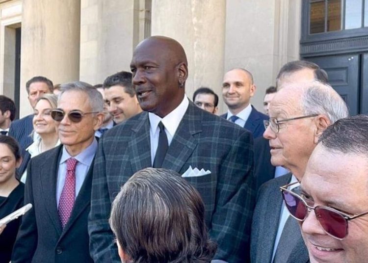 NASCAR je vjerojatno platio milijune za nagodbu u slučaju protiv monopola, tvrde pravni stručnjaci NASCAR je vjerojatno platio milijune za nagodbu u slučaju protiv monopola, tvrde pravni stručnjaci