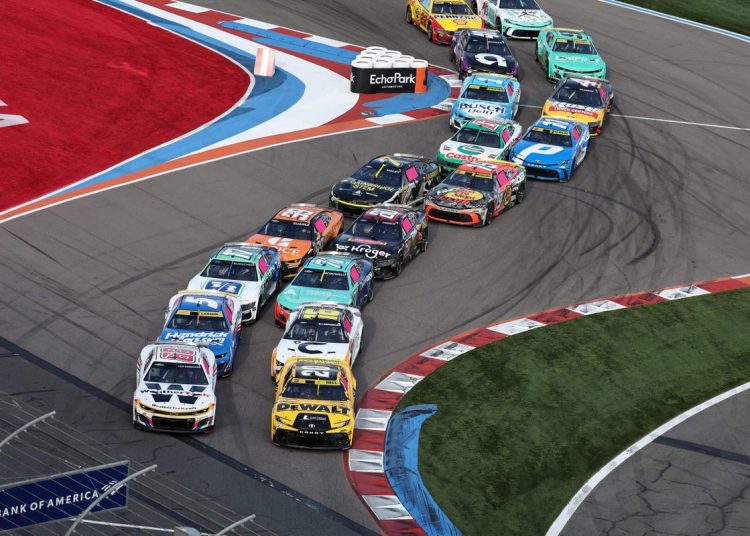 NASCAR-ova utrka za doigravanje Roval mogao bi se vratiti na oval u Charlotteu: Izvori NASCAR-ova utrka za doigravanje Roval mogao bi se vratiti na oval u Charlotteu: Izvori