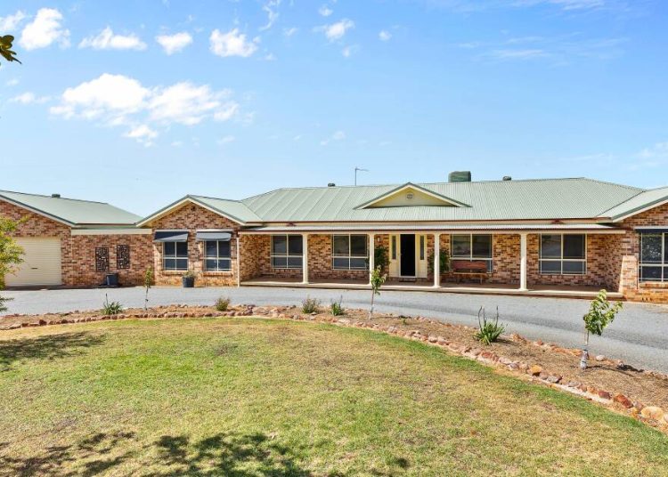 Vaše savršeno obiteljsko utočište ili farma za hobije je ovdje u Junee Vaše savršeno obiteljsko utočište ili farma za hobije je ovdje u Junee