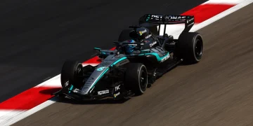 George Russell vodi na jutarnjim vremenima trećeg dana prvog predsezonskog testiranja u Bahreinu