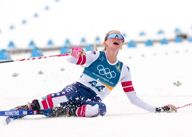 Jessie Diggins borila se s ozljedom i osvojila broncu u utrci koju je dominirala Švedska na Igrama u Cortini u Milanu Jessie Diggins borila se s ozljedom i osvojila broncu u utrci koju je dominirala Švedska na Igrama u Cortini u Milanu