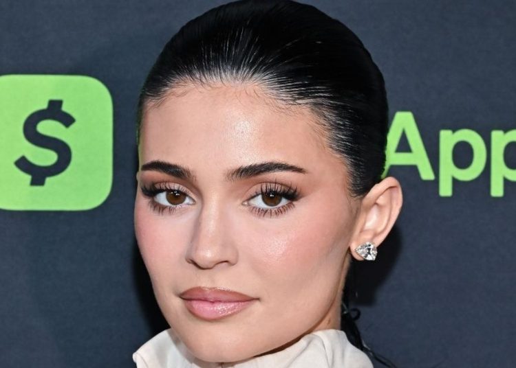 Kylie Jenner se priprema u odvažnoj kratkoj majici usred svog glumačkog debija