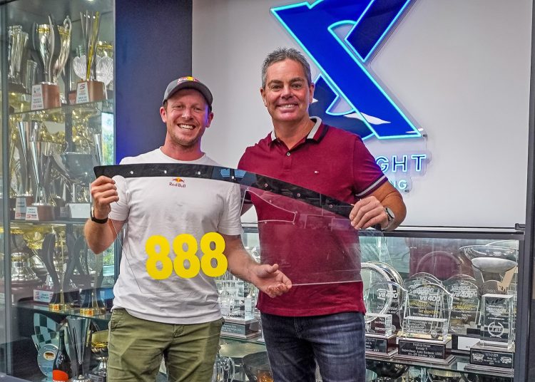 Lowndes prodaje poznati #888 Triple Eight Brownu