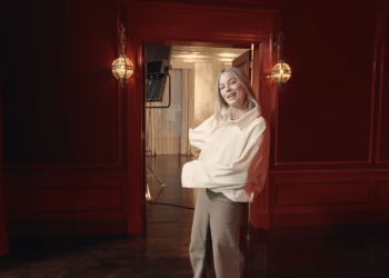 Margot Robbie dijeli obilazak Cathyne regentske kuće iz ‘Orkanskih visova’—uključujući pogled u njezinu ‘sobu kože’