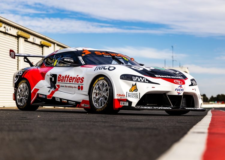 Prva Brad Jones Racing Toyota Supra razbija haubu