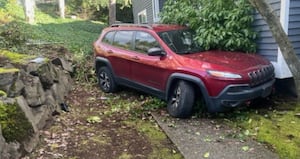 Tinejdžer vozač uhićen nakon zanošenja u zavoju i sudara sa stanom u Redmondu