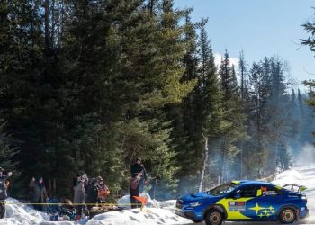 Trkaći automobili natječu se po snijegu i ledu na godišnjem Sno*Drift Rallyju u okrugu Montmorency, Michigan.